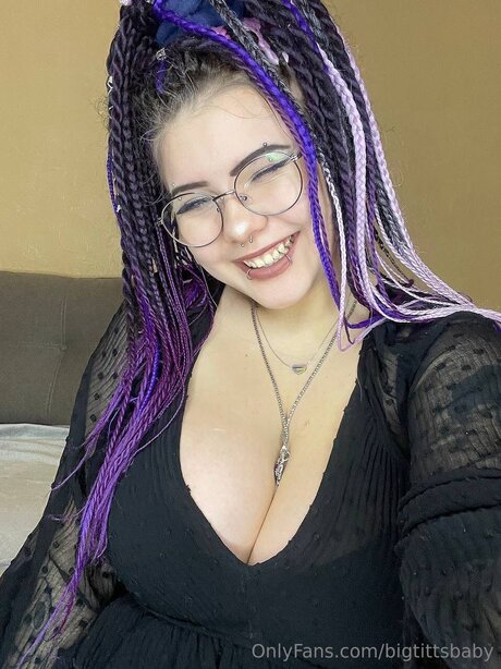 Naken läckt OnlyFans-bild av Bigtittsbaby