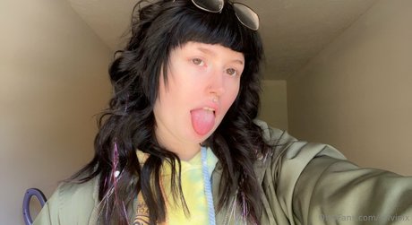 Naken läckt OnlyFans-bild av Sylvipix Young Goth Milf