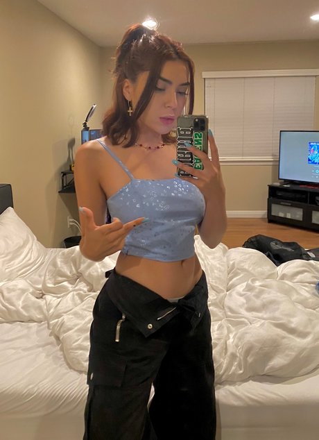 Alasti lekkinud OnlyFans-i pilt Coughs