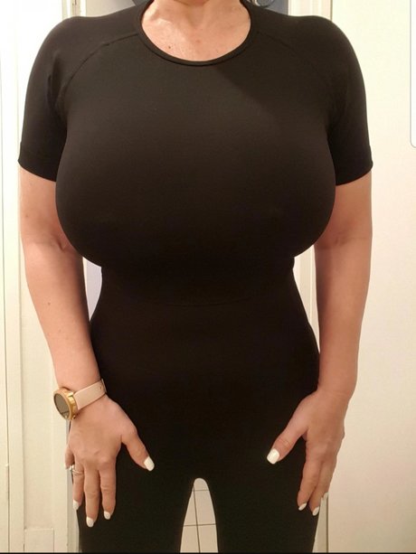 Naken läckt OnlyFans-bild av Monte Rae