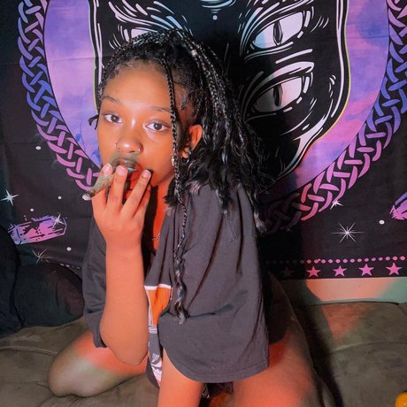 Alaston vuotanut OnlyFans-kuva Little Me