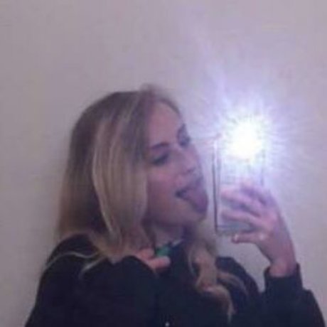 Naken läckt OnlyFans-bild av Uselesscumbucket