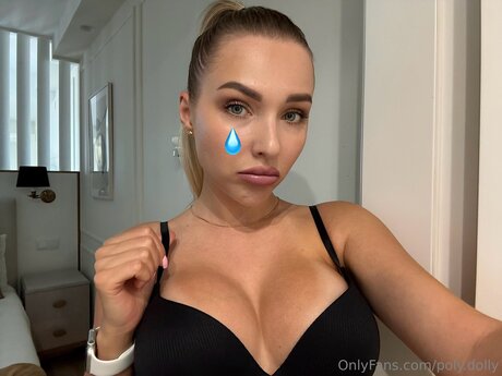 Naken läckt OnlyFans-bild av Poly Dolly