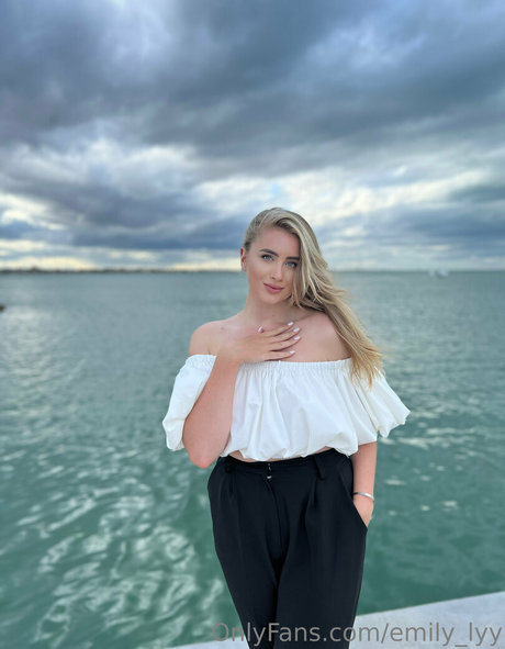 Emilylyy OnlyFans 유출 누드 사진