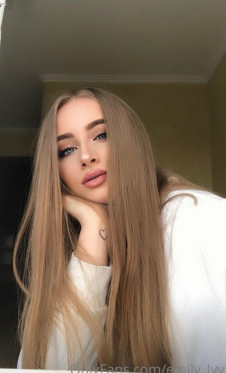 Foto di nudo di fuga di OnlyFans di Emilylyy