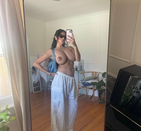 Naken läckt OnlyFans-bild av Rebecca Black Ai Porn