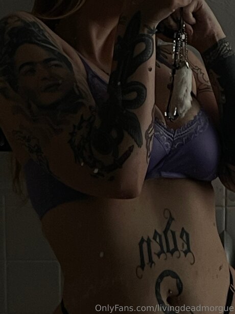 Naken läckt OnlyFans-bild av Livingdeadmorgue