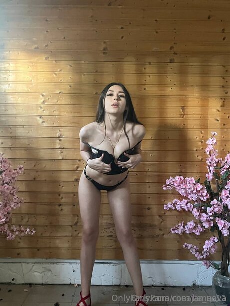 Naken lekkede OnlyFans-bilde av Lia Nova
