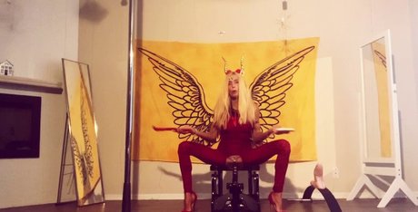 Nahá fotka uniklých OnlyFans od Role Play Dances