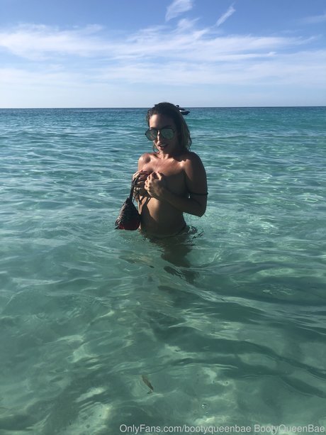 Naken läckt OnlyFans-bild av Araqueenbae