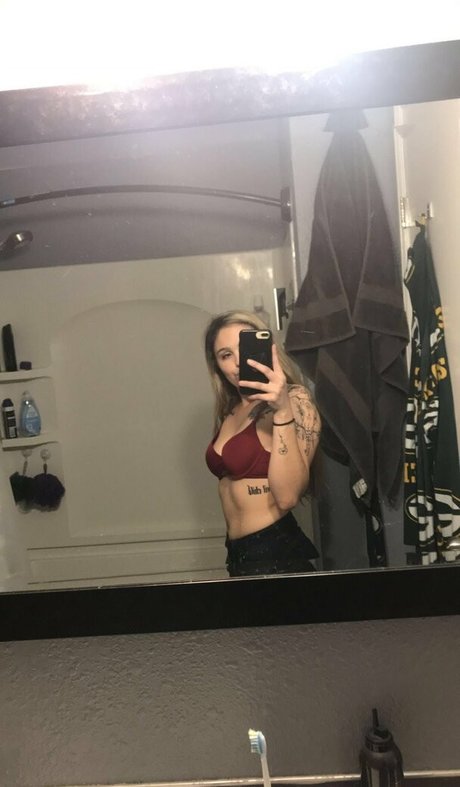 Naken läckt OnlyFans-bild av Brattynattyy