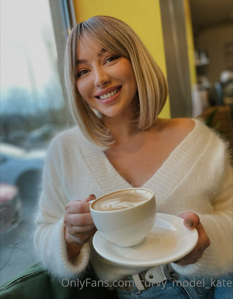 Naakte gelekte OnlyFans-foto van Curvymodelkate