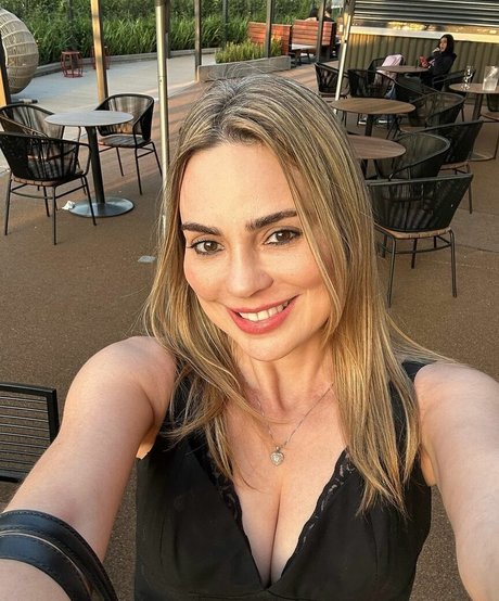 Naakte gelekte OnlyFans-foto van Rachel Sherazade