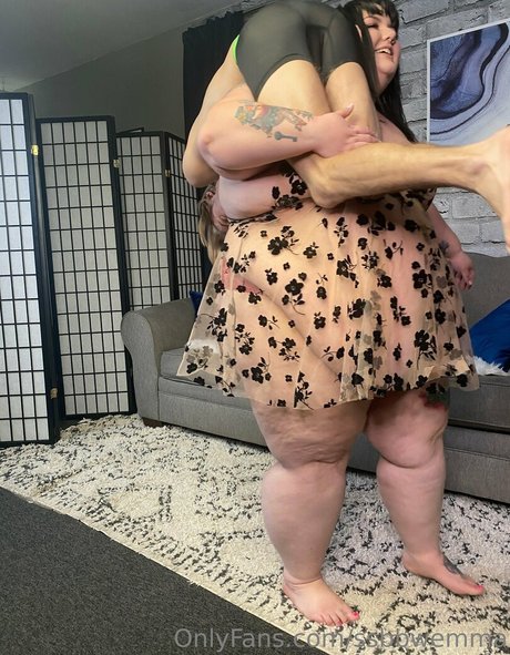 Naakte gelekte OnlyFans-foto van Ssbbwemma