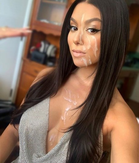 Alasti lekkinud OnlyFans-i pilt Kira Kosarin