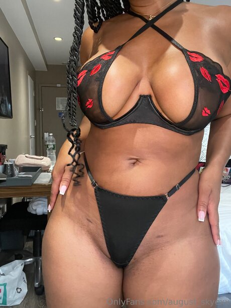 Naakte gelekte OnlyFans-foto van August Skyexx