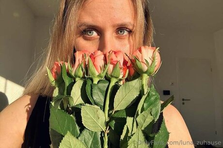 Naken läckt OnlyFans-bild av Lunazuhause