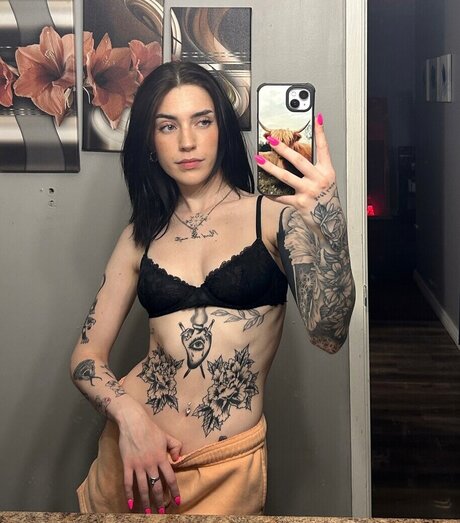Alaston vuotanut OnlyFans-kuva Sadieeden