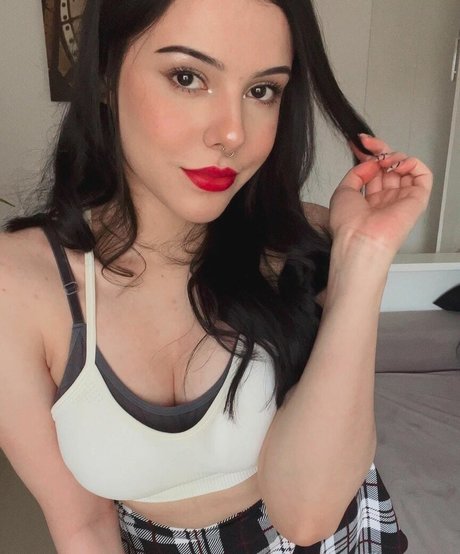 Alaston vuotanut OnlyFans-kuva Emilyisredcoat