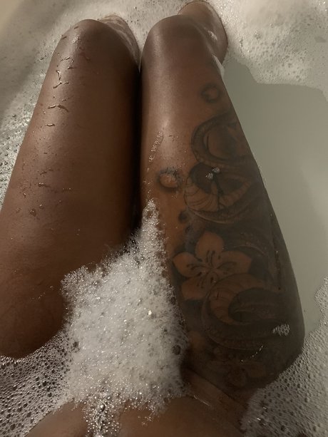 Naken läckt OnlyFans-bild av Bambi 
