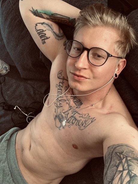 Naakte gelekte OnlyFans-foto van Arne