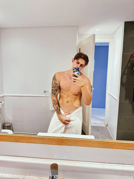 Naken läckt OnlyFans-bild av   