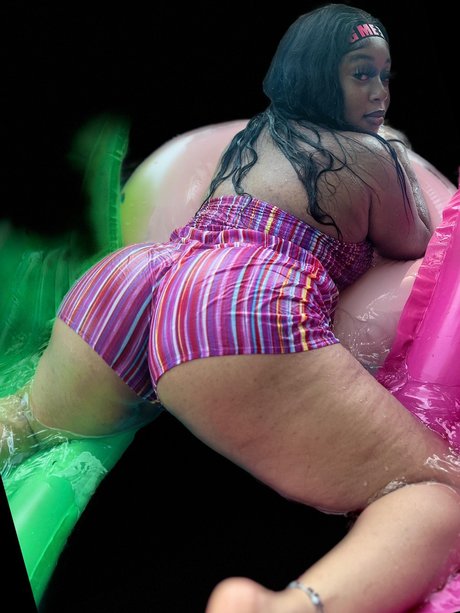 Naken läckt OnlyFans-bild av Peachynaee