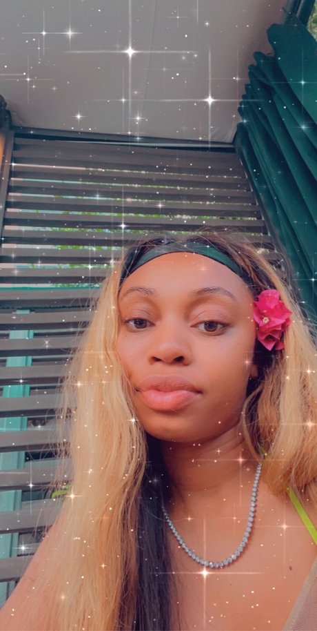 Naken läckt OnlyFans-bild av Platinum Diamond Lips