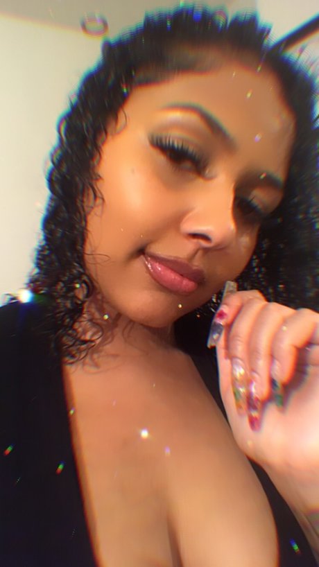 Naken läckt OnlyFans-bild av Remhoney