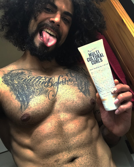 Naken läckt OnlyFans-bild av Rickey Bates