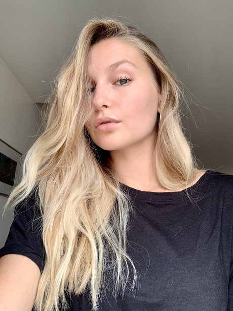 Naken läckt OnlyFans-bild av Rhude Girl