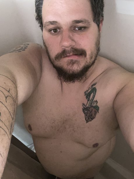 Naken läckt OnlyFans-bild av Redwood