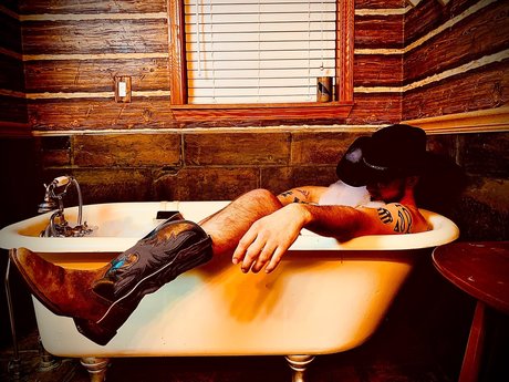 Naken läckt OnlyFans-bild av Rebelheartedcowboy