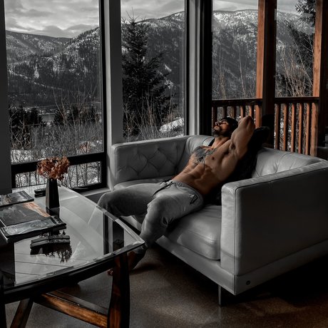 Naken läckt OnlyFans-bild av  Rage 
