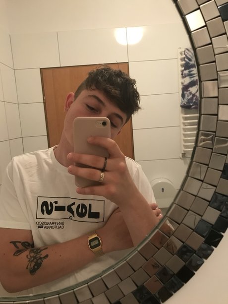 Naken läckt OnlyFans-bild av Ronnie Milbs