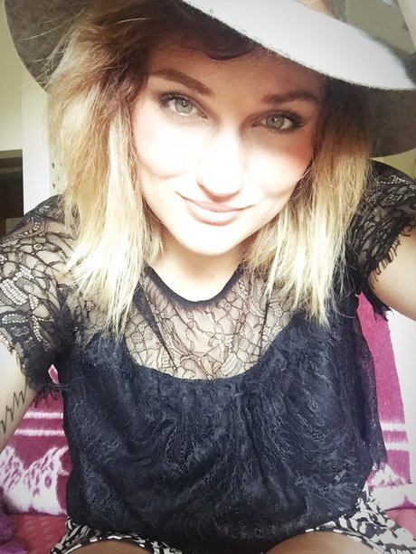 Naken läckt OnlyFans-bild av A