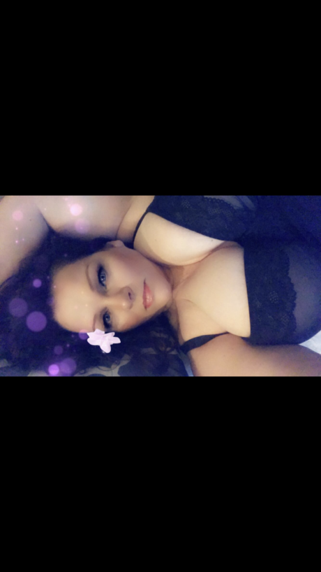 Naken läckt OnlyFans-bild av Mature Curvy Babe