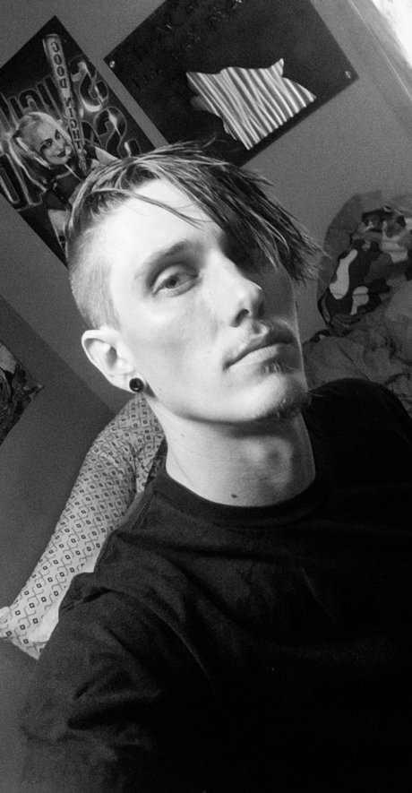 Naken läckt OnlyFans-bild av Metal Heathen