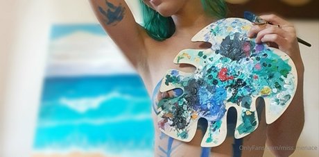 Naakte gelekte OnlyFans-foto van Missmenaceof