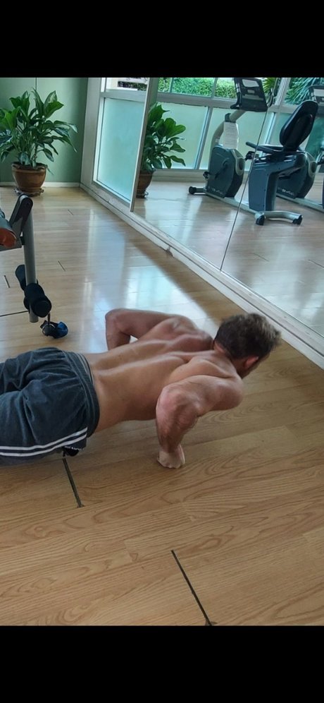 Обнаженная фотография утечки OnlyFans от Ben Ahbramar