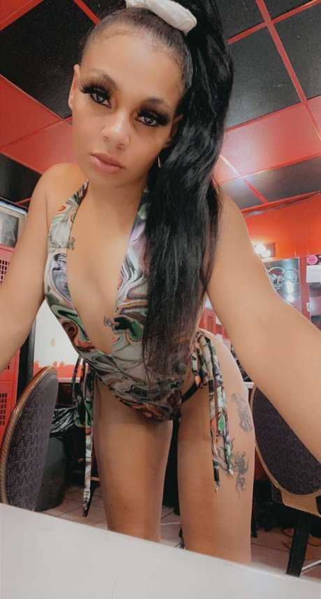 Alaston vuotanut OnlyFans-kuva Champagne 