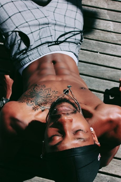 Naken läckt OnlyFans-bild av Miles Evans