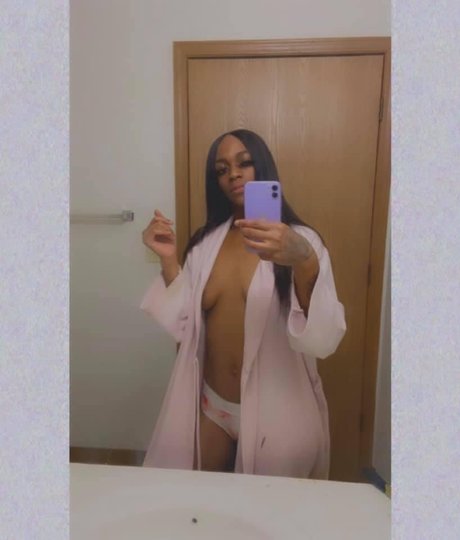 Naken läckt OnlyFans-bild av Mkeneishaa