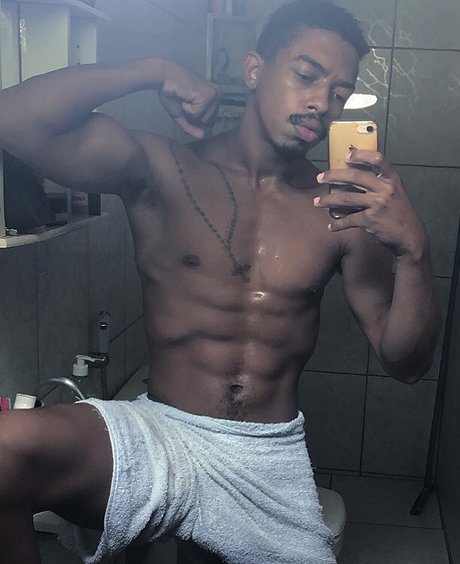 Naken läckt OnlyFans-bild av Adrianobthencurt