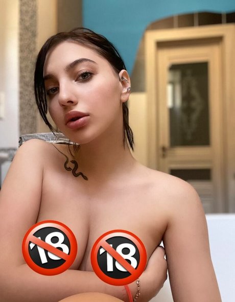 Foto di nudo di fuga di OnlyFans di Ave Mary