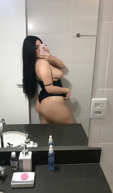 Foto di nudo di fuga di OnlyFans di Ellaarievilo