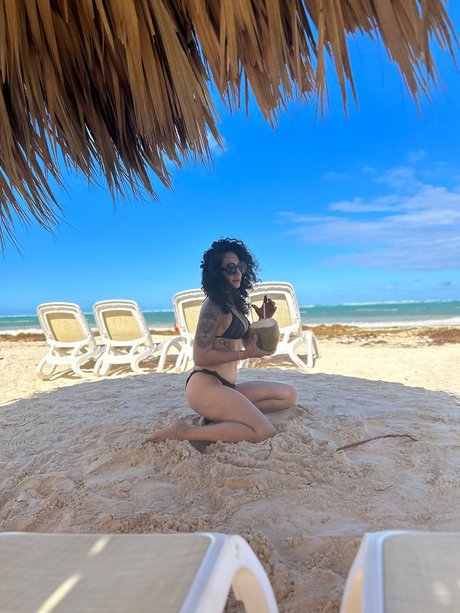 Naken läckt OnlyFans-bild av Mejgan Sediqzadah