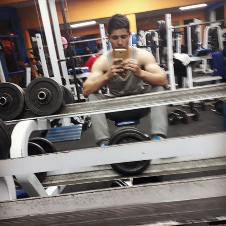 Naakte gelekte OnlyFans-foto van Enzo Genaro