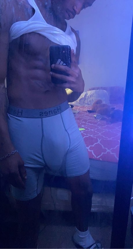 Alaston vuotanut OnlyFans-kuva Dior Dior