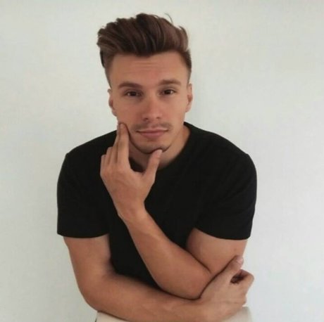 Naken läckt OnlyFans-bild av Alpha Lord Levi